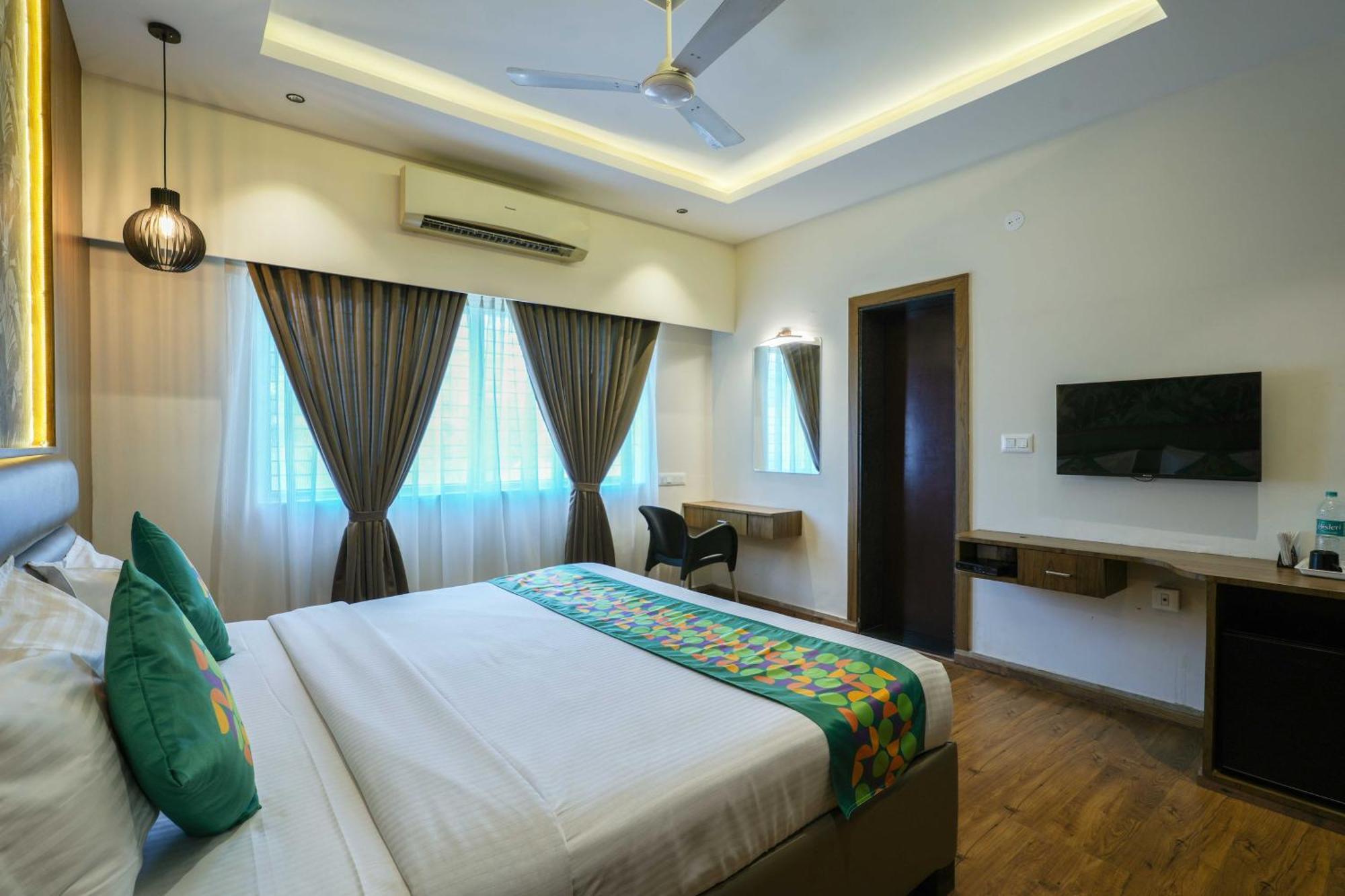 Treebo Pappilon Palace - Pvs Circle Mangalore Bagian luar foto